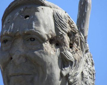 Balearon un monumento a Kirchner en Vedia: Alberto Fernández repudió el ataque