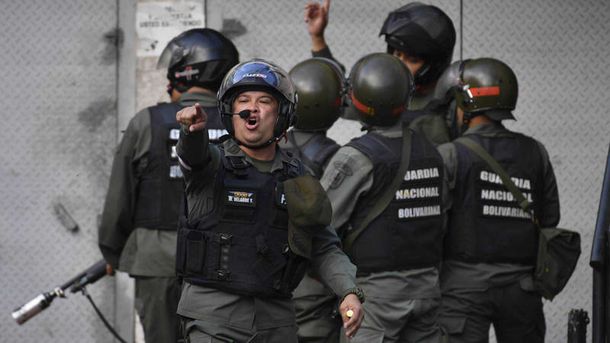 Tensión en Venezuela: ordenaron detener a 18 militares sublevados contra Maduro