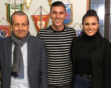 El delantero posa junto a su novia y a las autoridades del club italiano