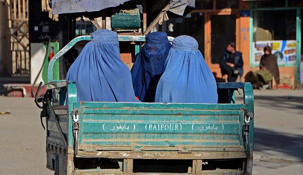 Talibanes prohíben a las afganas ir solas y sin velo en taxi