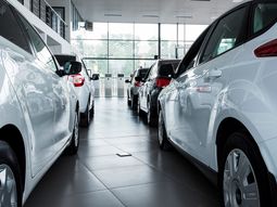 Autos dentro de una concesionaria (imagen ilustrativa)