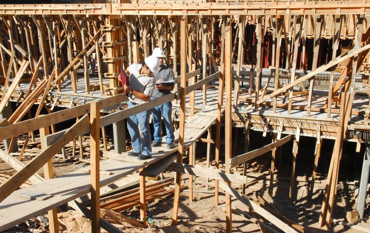 El Gobierno acuerda con empresarios y sindicalistas un monitoreo de los precios de la construcción
