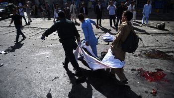 al menos 61 personas murieron y hay 200 heridos en un ataque suicida en afganistan al menos 61 personas murieron y hay 200 heridos en un ataque suicida en afganistan