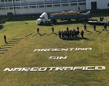 Argentina sin narcotráfico escrito con panes de marihuana