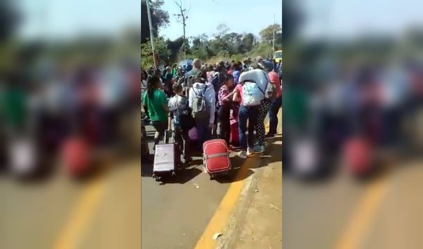 Piqueteros cortaron una ruta de Misiones y atacaron a turistas que iban al Aeropuerto de Iguazú