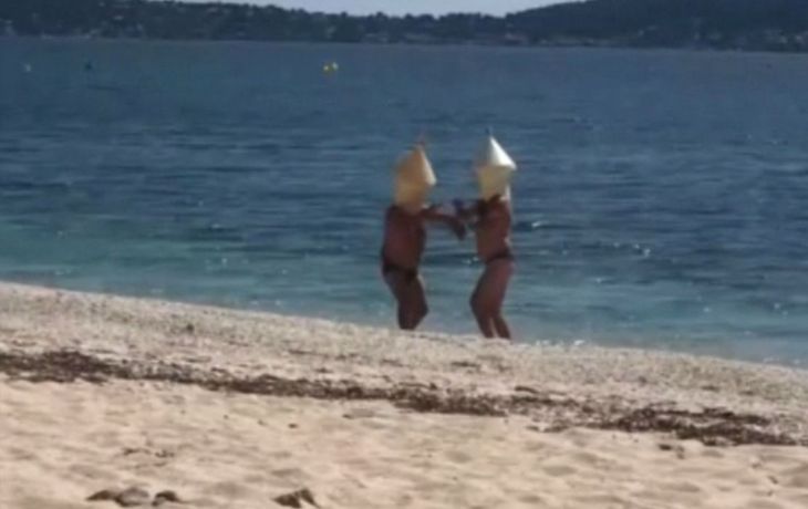 Se disfrazaron de boya para poder nadar durante la cuarentena y los multaron