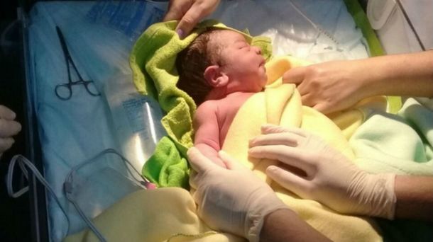 El bebé que fue abandonado se recupera en un hospital