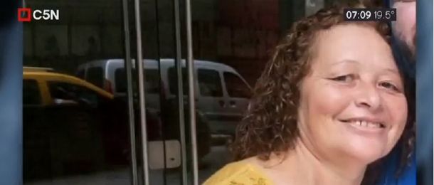 El auto que la atropelló se dio a la fuga