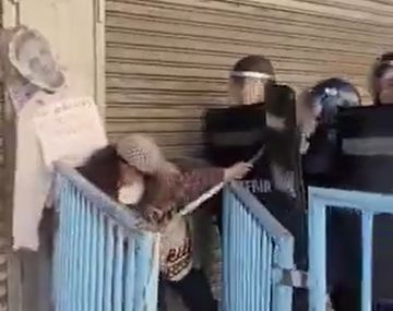 policía córdoba reprime mujer