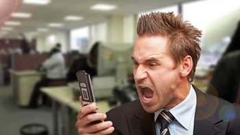 Enojado con el celular Enojado con el celular