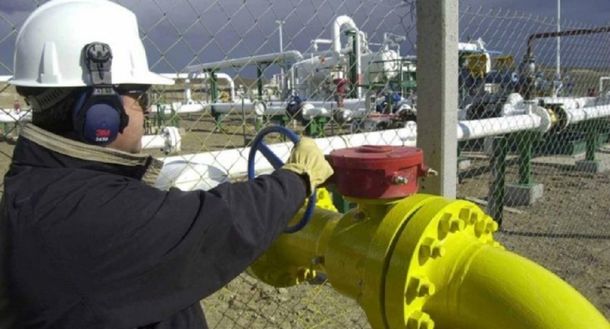 Aranguren le pide reducir a cero el consumo de gas a grandes empresas