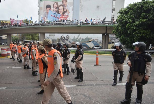 Protesta sobre Puente Pueyrredón