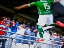 Jugador argentino Sebastián Pol patea a un hincha chileno