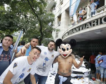 Dantesco: dieron vuelta un auto para trepar al techo de la galería de la sede de la UTA