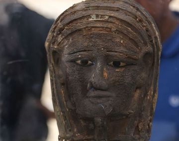 Egipto: descubrieron en una máscara de momia bañada en oro