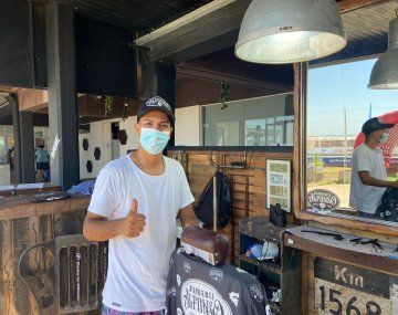 Revelación metrosexual en la playa: hombres se cortan el pelo todos los días a orillas del mar