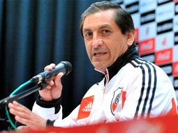 ramon diaz: espero que me traigan dos delanteros mas ramon diaz: espero que me traigan dos delanteros mas