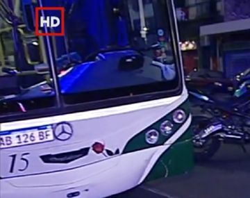 Persecución en Villa Crespo: motochorros huían de la policía y uno se incrustó en un colectivo