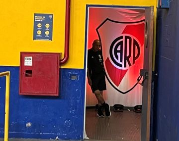 Rojo y blanco en la Bombonera: River ploteó el vestuario visitante