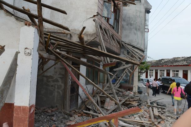 Ascienden a 180 los muertos por el terremoto en China