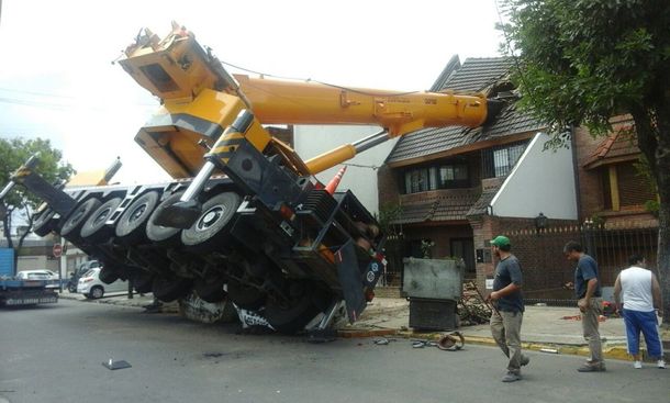Hay cinco personas heridas tras el accidente más raro de este sábado en Mataderos
