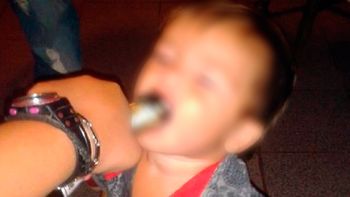 una madre mostro a su bebe con una botella de sidra una madre mostro a su bebe con una botella de sidra