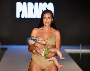 Una modelo desfiló dándole el pecho a su hija y casó revuelo en las redes sociales