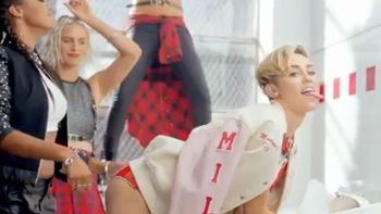 miley cyrus revivio su polemico baile en un clip miley cyrus revivio su polemico baile en un clip