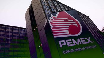 En 1982 Pemex recibe un préstamo por mil millones de dólares de varios bancos estadounidenses. En 1982 Pemex recibe un préstamo por mil millones de dólares de varios bancos estadounidenses.