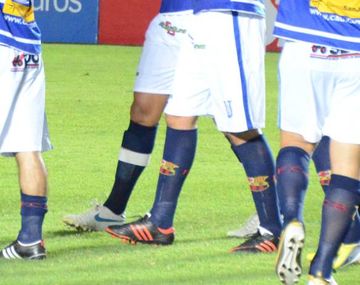 Copa Argentina: un equipo jugó con medias del Barcelona y el City