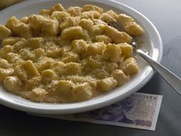 Ñoquis del 29: por qué se comen con un billete bajo el plato