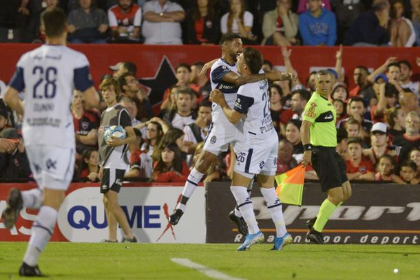 En la víspera de su cumpleaños, Gimnasia le regaló a Maradona una goleada a Newells