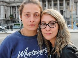 Piden 2 años de prisión para la joven detenida por besar a su esposa en la estación de Constitución