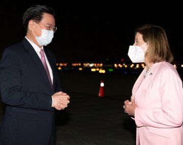 Nancy Pelosi llegó al aeropuerto Songshan, donde fue recibida por el ministro de Relaciones Exteriores de Taiwán, Joseph Wu