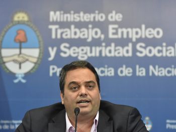 Triaca amenaza con sacarle los fondos para obras sociales a la CGT