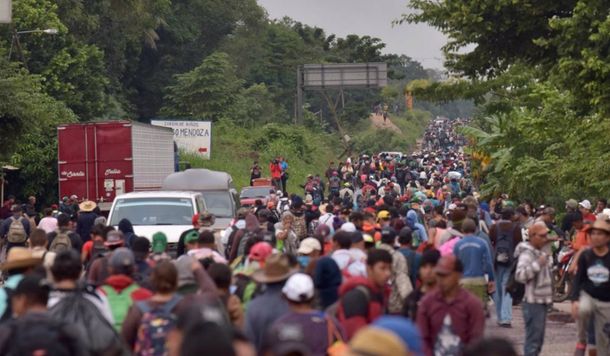 Miles de personas avanzan a través de México hacia Estados Unidos
