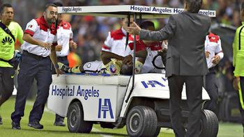 Renato Ibarra es retirado en camilla Renato Ibarra es retirado en camilla