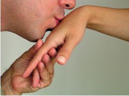 condenan a un hombre por besarle la mano a una menor condenan a un hombre por besarle la mano a una menor