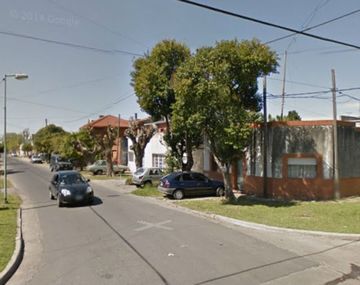 Cayó de un auto en movimiento con su bebé