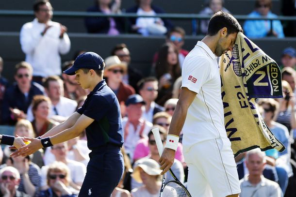 Insólito: Djokovic forma parte de la mafia de las toallas en Wimbledon