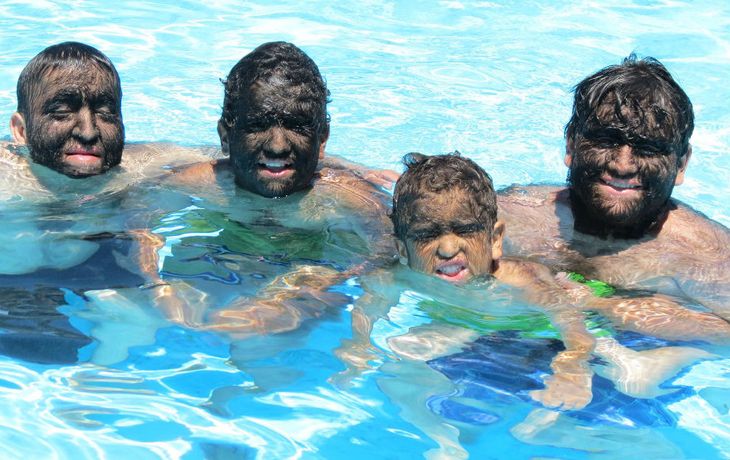 Estrenan la película de una familia de verdaderos hombres lobos