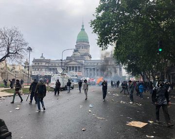 Batalla campal frente el Congreso: balas de goma