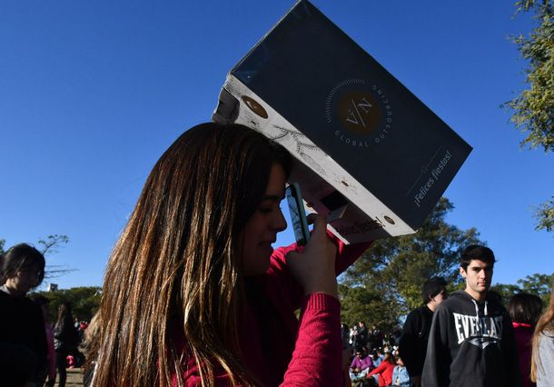 El ingenio a pleno para armar visores para ver el eclipse en Córdoba