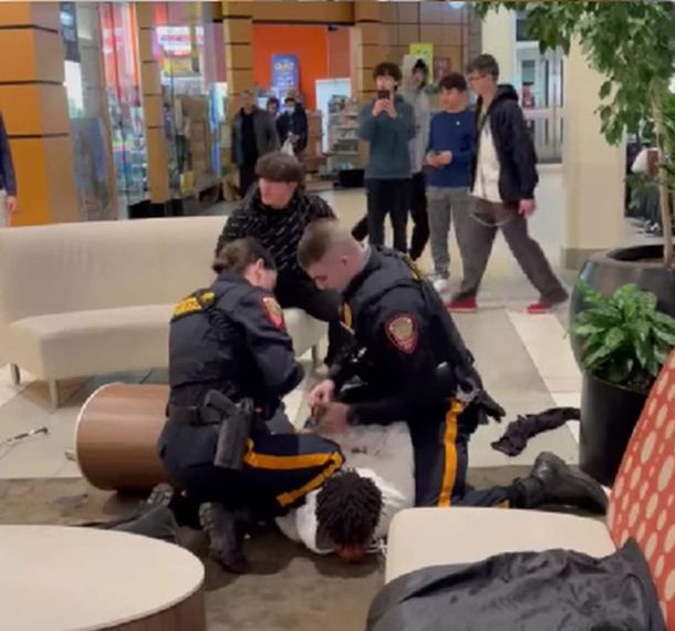 Estados Unidos: dos policías atacaron a un afroamericano por pelearse con un joven blanco