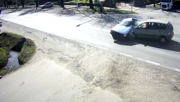 VIDEO: Impresionante choque entre dos autos en Santa Fe