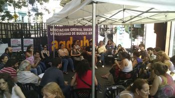 con un partido de futbol, docentes de la uba cortaran 9 de julio y corrientes con un partido de futbol, docentes de la uba cortaran 9 de julio y corrientes