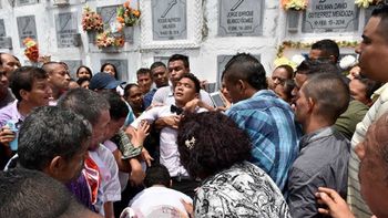 teo gutierrez se desmayo en el sepelio de su querida abuela teo gutierrez se desmayo en el sepelio de su querida abuela