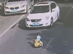 Un nene se mete triciclo en una calle a contramano con su triciclo Un nene se mete triciclo en una calle a contramano con su triciclo