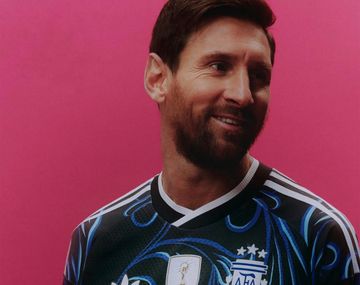 Lionel Messi con la nueva camiseta alternativa de la Selección para el Mundial 2026.