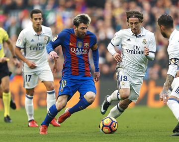 Messi, entre tres rivales